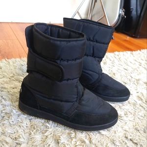 Black snow boots